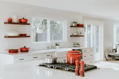 Cucina moderna con isola e lampade a sospensione - Lampadari Moderni